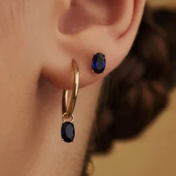 Isabel Bernard Baguette Nila 14 karaat gouden creolen met blauwe zirkonia steen Clearance