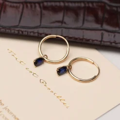Isabel Bernard Baguette Nila 14 karaat gouden creolen met blauwe zirkonia steen Clearance