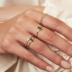 Isabel Bernard Baguette Olivia 14 karaat gouden ring met groene zirkonia steen Fashion