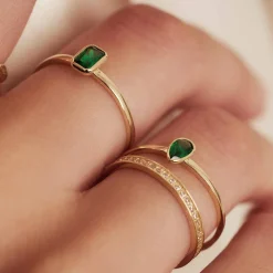 Isabel Bernard Baguette Olivia 14 karaat gouden ring met groene zirkonia steen Fashion