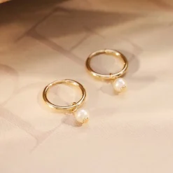 Isabel Bernard Belleville Luna 14 karaat gouden creolen met zoetwaterparel Outlet