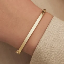 Isabel Bernard Cour d'Honneur Clara 14 karaat gouden bangle met rechthoekige rand Outlet