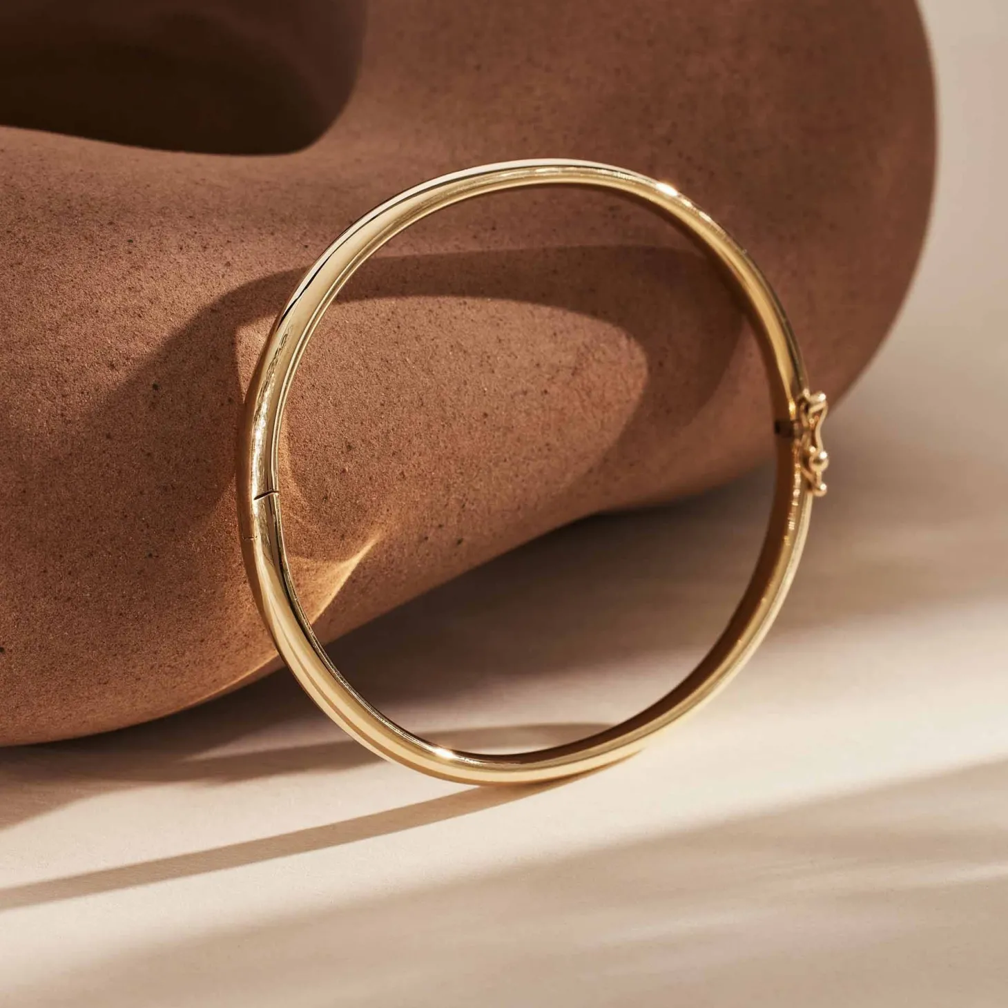 Isabel Bernard Cour d'Honneur Lucienne 14 karaat gouden bangle met ronde rand Outlet