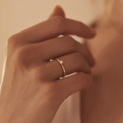 Isabel Bernard De la Paix Christine 14 karaat gouden ring met diamant 0.10 karaat Discount