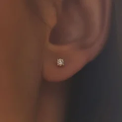 Isabel Bernard De la Paix Christine 14 karaat gouden Oorknoppen met diamant 0,14 karaat Sale