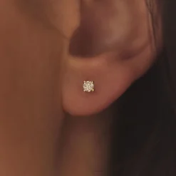 Isabel Bernard De la Paix Christine 14 karaat gouden oorknoppen met diamant 0.20 karaat Discount