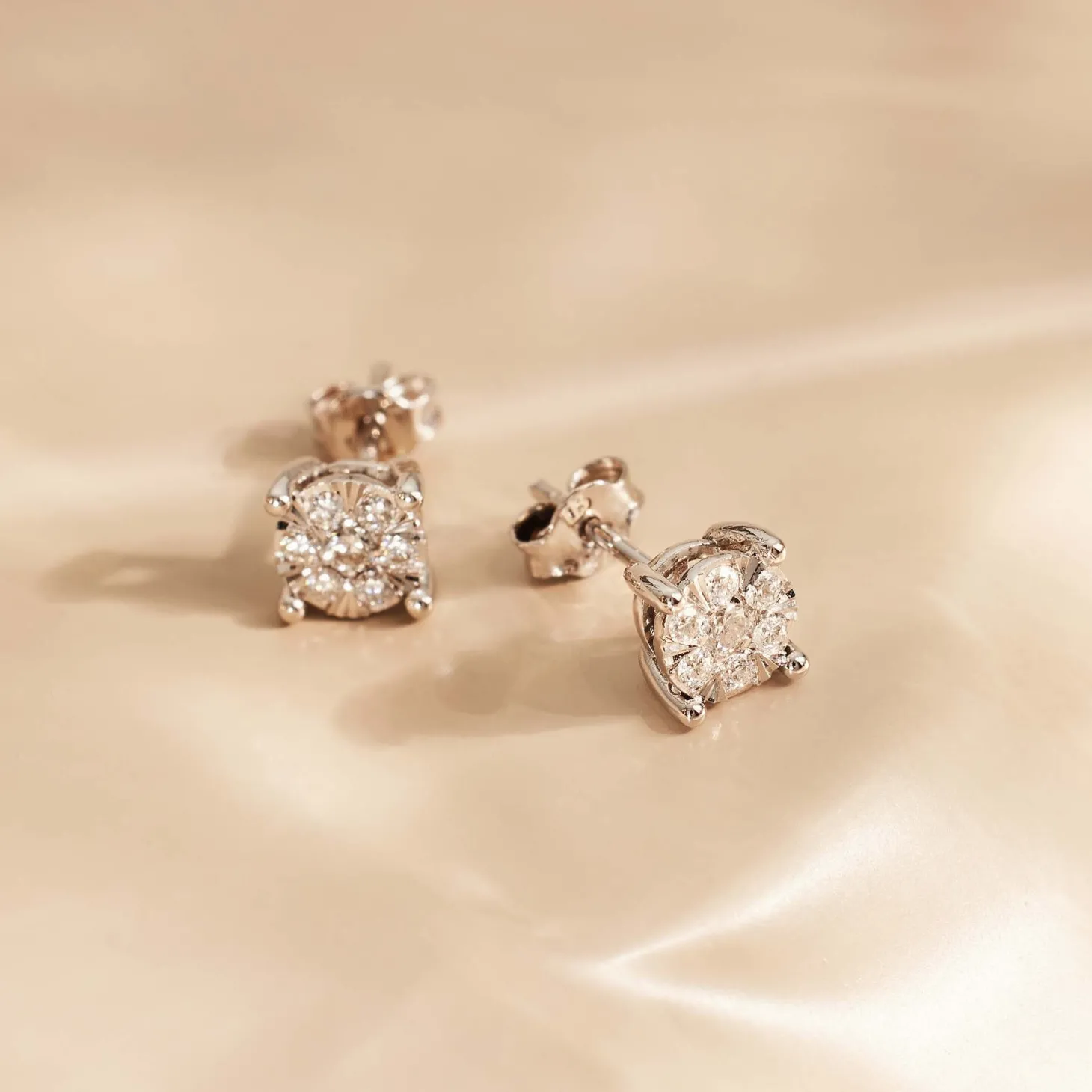 Isabel Bernard De la Paix Hanaé 14 karaat witgouden oorknoppen met diamant 0.16 karaat Best
