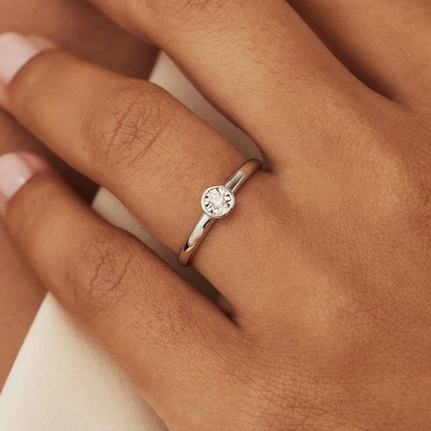 Isabel Bernard De la Paix Inaya 14 karaat witgouden ring met diamant 0.03 karaat Sale