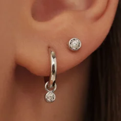 Isabel Bernard De la Paix Inaya 14 karaat witgouden creolen met diamant 0.02 karaat Sale