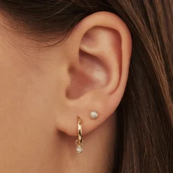 Isabel Bernard De la Paix Inaya 14 karaat gouden oorknoppen met diamant 0.02 karaat Outlet