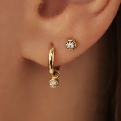Isabel Bernard De la Paix Inaya 14 karaat gouden oorknoppen met diamant 0.02 karaat Outlet