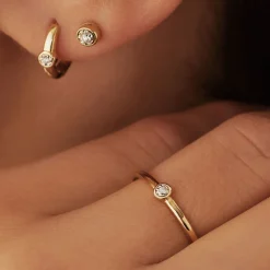 Isabel Bernard De la Paix Inaya 14 karaat gouden oorknoppen met diamant 0.04 karaat Discount