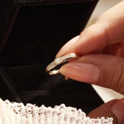 Isabel Bernard De la Paix Madeline 14 karaat gouden ring met diamant 0.20 karaat Fashion