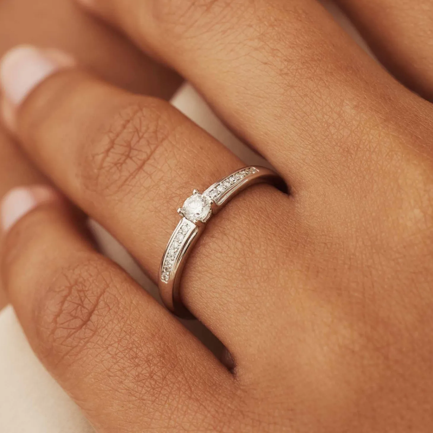 Isabel Bernard De la Paix Madeline 14 karaat witgouden ring met diamant 0.20 karaat Hot