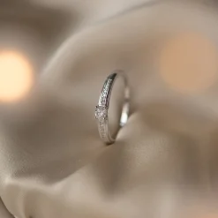 Isabel Bernard De la Paix Madeline 14 karaat witgouden ring met diamant 0.20 karaat Hot