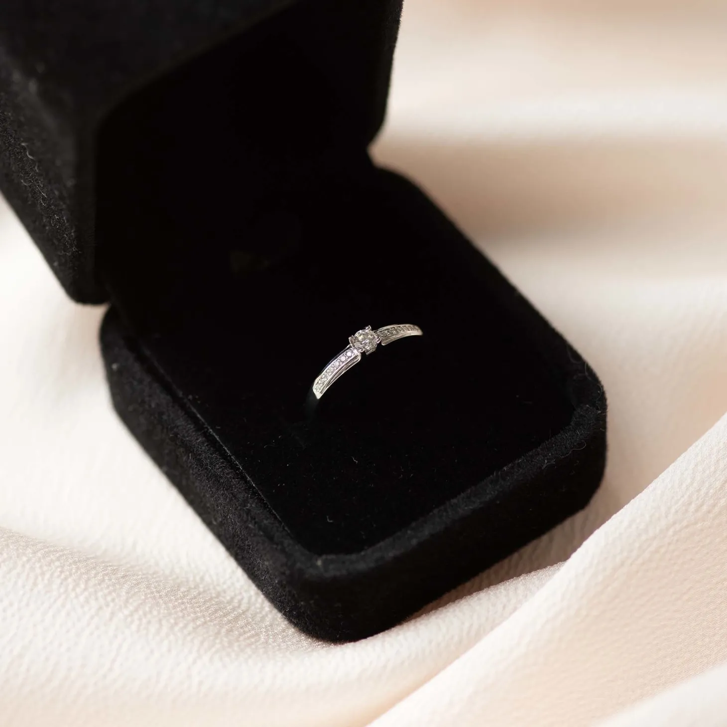 Isabel Bernard De la Paix Madeline 14 karaat witgouden ring met diamant 0.20 karaat Hot