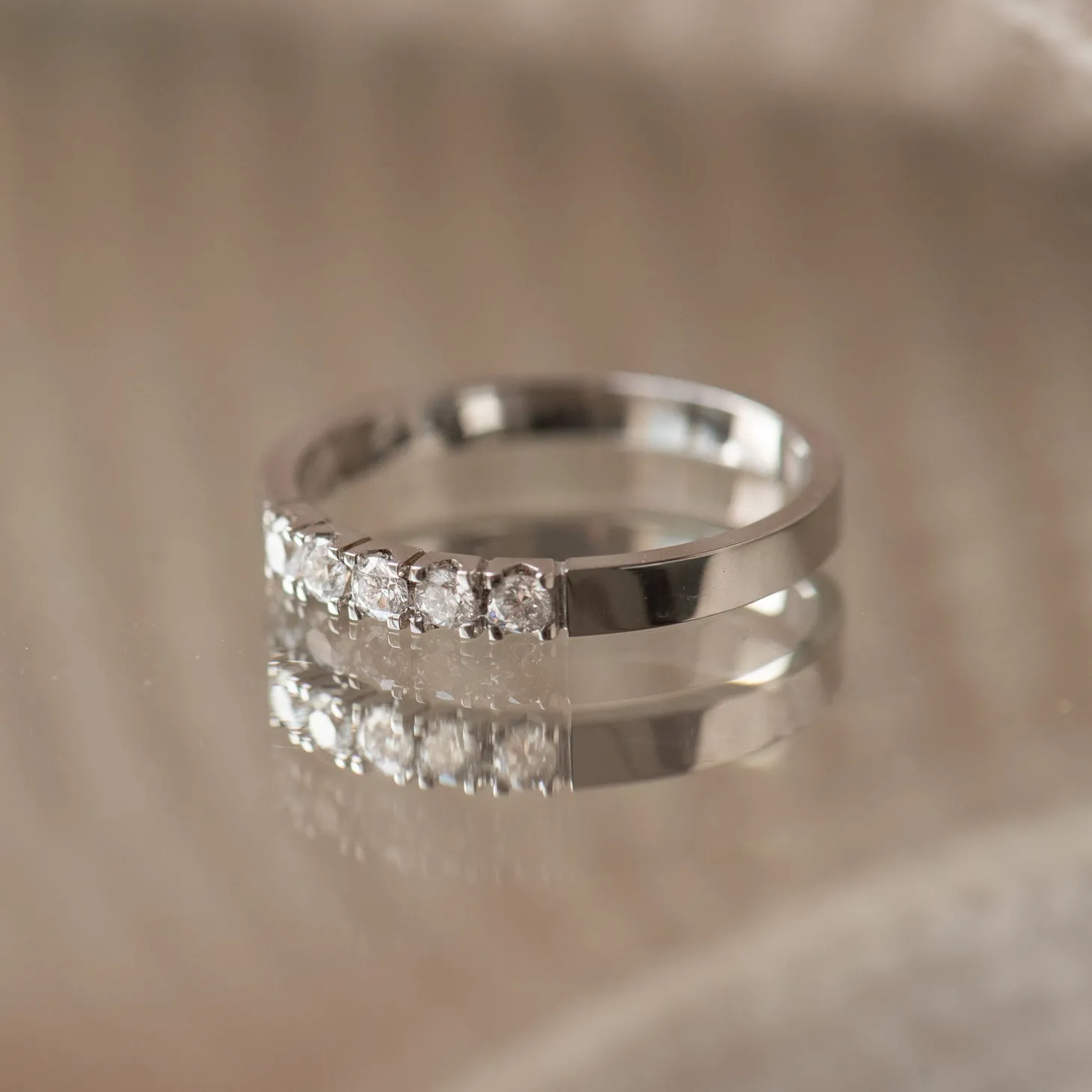 Isabel Bernard De la Paix Madeline 14 karaat witgouden ring met diamant 0.20 karaat Outlet
