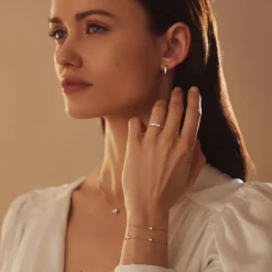 Isabel Bernard De la Paix Madeline 14 karaat witgouden creolen met diamant 0.15 karaat Store