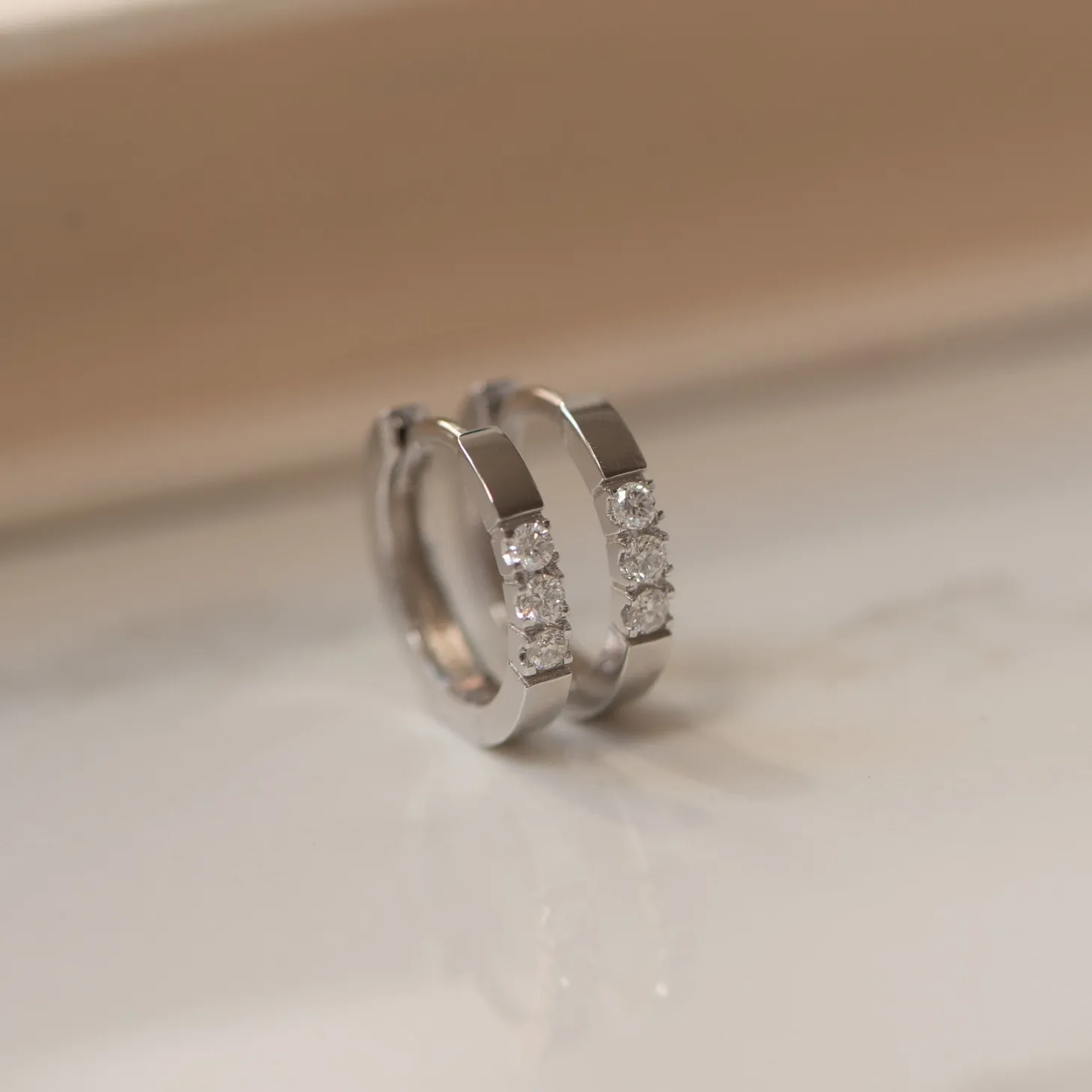 Isabel Bernard De la Paix Madeline 14 karaat witgouden creolen met diamant 0.15 karaat Store