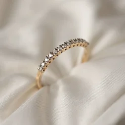 Isabel Bernard De la Paix Madeline 14 karaat gouden ring met diamant 0.14 karaat New