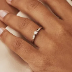 Isabel Bernard De la Paix Sybil 14 karaat witgouden ring met diamant 0.10 karaat Fashion