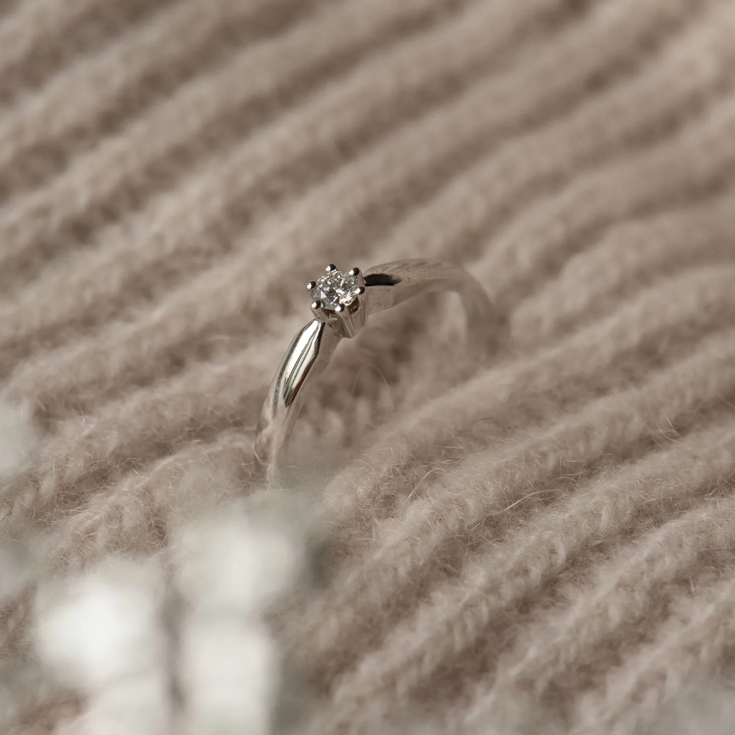 Isabel Bernard De la Paix Sybil 14 karaat witgouden ring met diamant 0.10 karaat Fashion