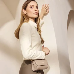Isabel Bernard Femme Forte Kim taupe leren crossbody tas van kalfsleer Online