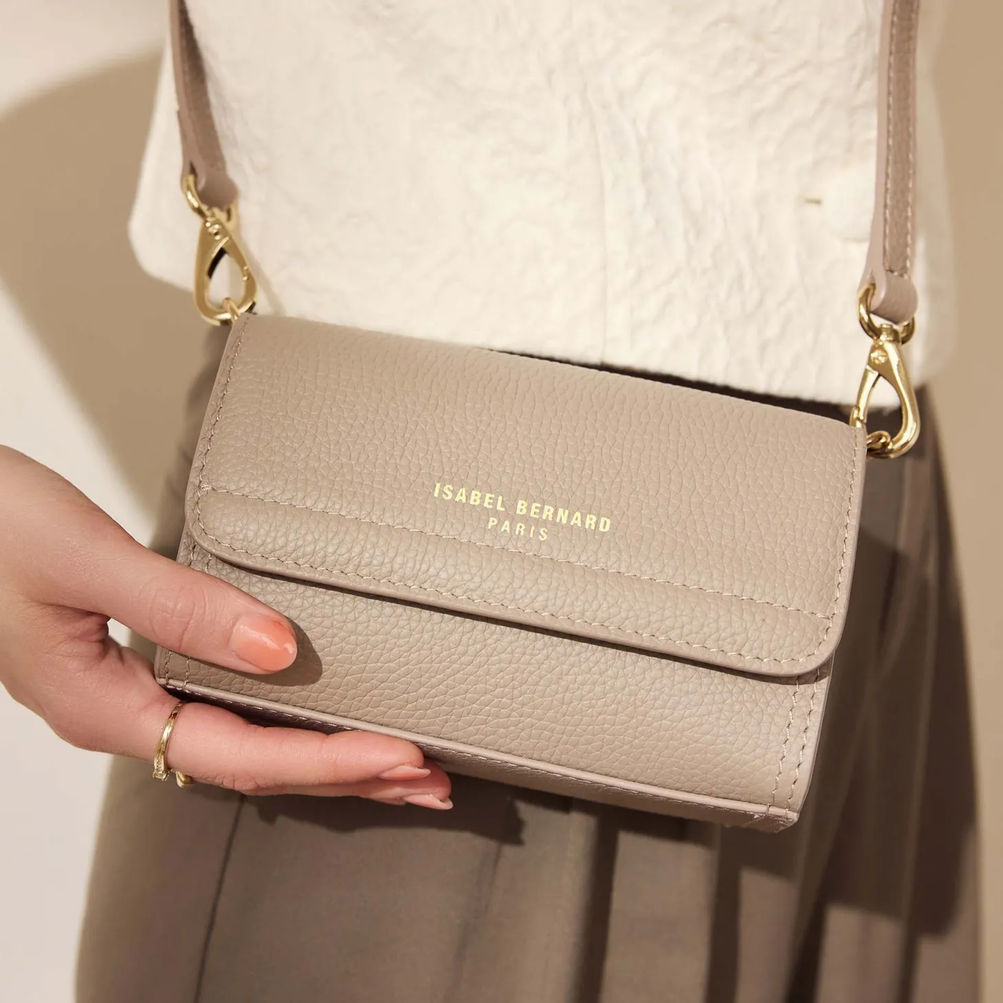 Isabel Bernard Femme Forte Kim taupe leren crossbody tas van kalfsleer Online