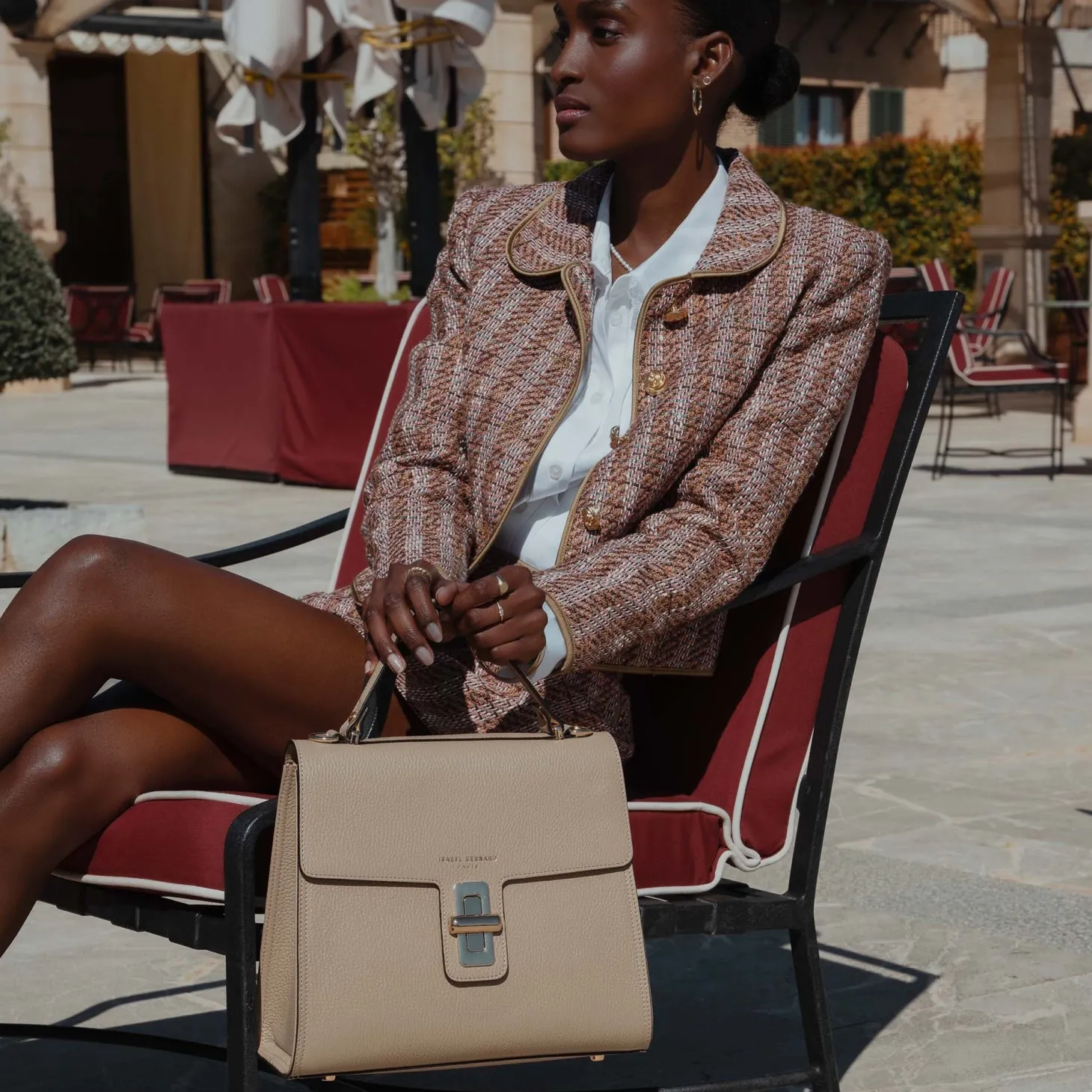 Isabel Bernard Femme Forte Simone Midi taupe leren handtas van kalfsleer Store