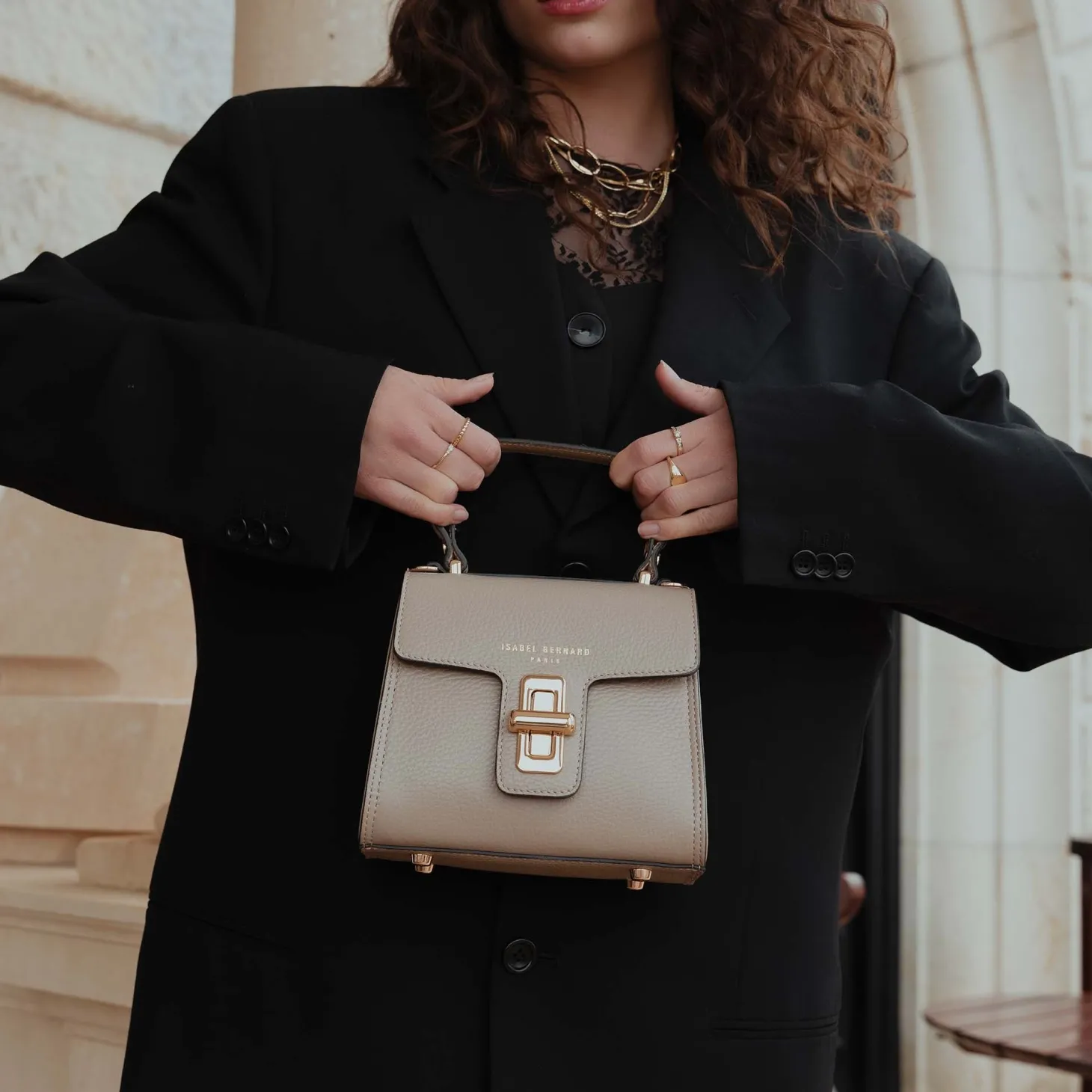 Isabel Bernard Femme Forte Simone Mini taupe leren handtas van kalfsleer New