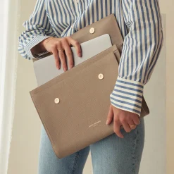 Isabel Bernard Honoré Caroline taupe leren laptop hoes van gevlochten kalfsleer Store