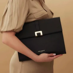 Isabel Bernard Honoré Clara zwarte leren laptop hoes van kalfsleer met schouderriem New