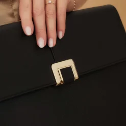 Isabel Bernard Honoré Clara zwarte leren laptop hoes van kalfsleer met schouderriem New