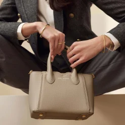 Isabel Bernard Honoré Cloe Mini taupe leren handtas van kalfsleer Shop