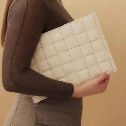 Isabel Bernard Honoré Cosette crème leren laptop hoes van gevlochten kalfsleer met schouderriem Shop
