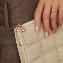 Isabel Bernard Honoré Cosette crème leren laptop hoes van gevlochten kalfsleer met schouderriem Shop