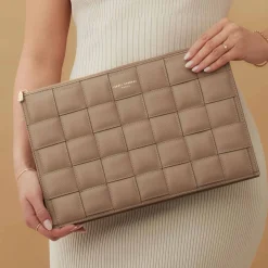 Isabel Bernard Honoré Cosette taupe leren laptop hoes van gevlochten kalfsleer met schouderriem Fashion
