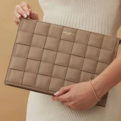 Isabel Bernard Honoré Cosette taupe leren laptop hoes van gevlochten kalfsleer met schouderriem Fashion