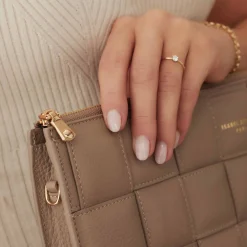 Isabel Bernard Honoré Cosette taupe leren laptop hoes van gevlochten kalfsleer met schouderriem Fashion