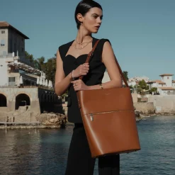 Isabel Bernard Honoré Flora camel leren schoudertas van kalfsleer met laptopvak Shop