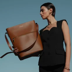 Isabel Bernard Honoré Flora camel leren schoudertas van kalfsleer met laptopvak Shop