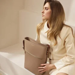 Isabel Bernard Honoré Flora taupe leren schoudertas van kalfsleer met laptopvak Cheap