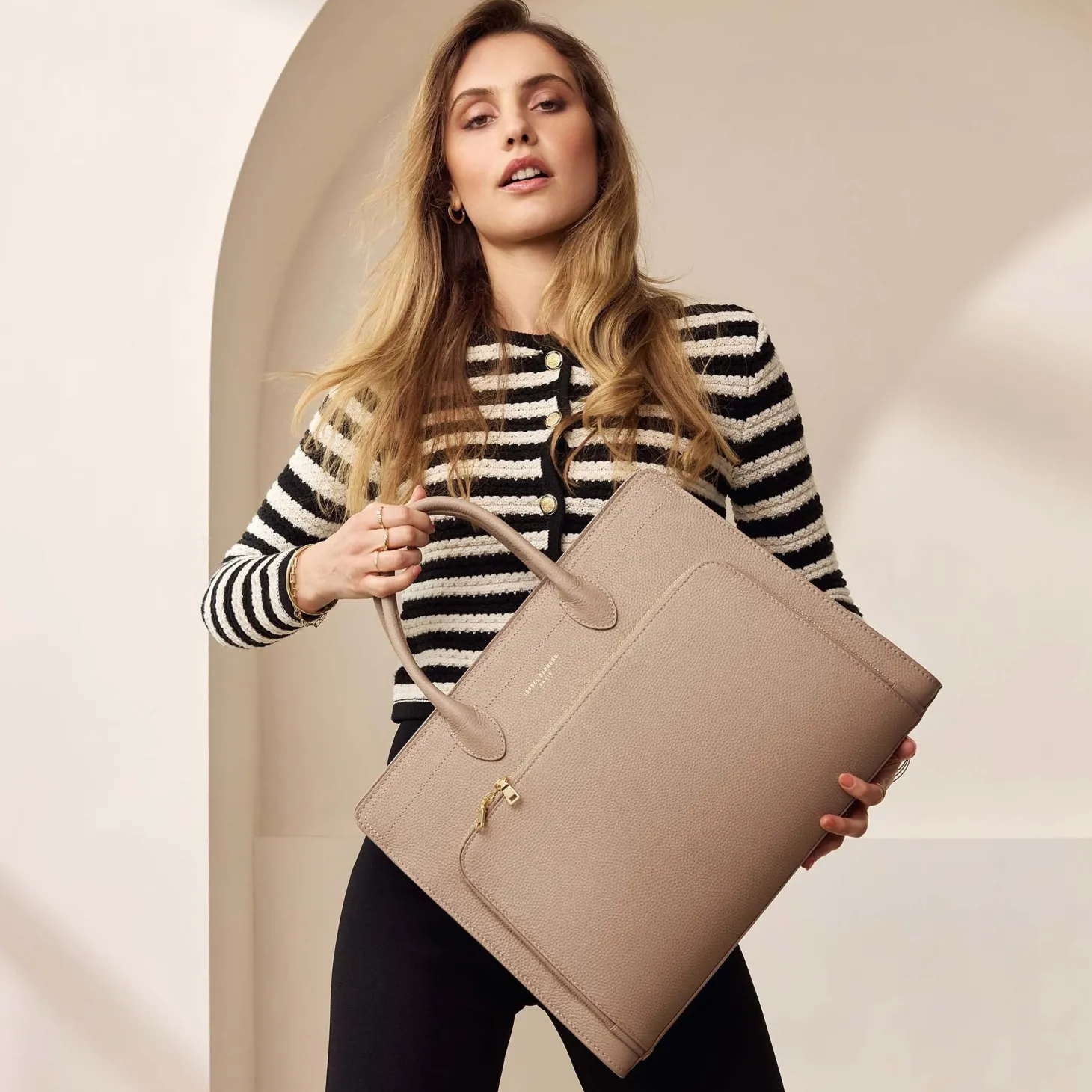 Isabel Bernard Honoré Nadine taupe leren handtas van kalfsleer met laptopvak Shop