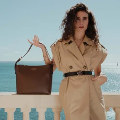 Isabel Bernard Honoré Adriane Midi bruine leren schoudertas van kalfsleer Store