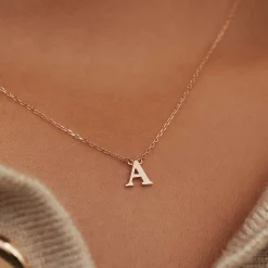 Isabel Bernard La Concorde Chloé 14 karaat rosé gouden initial collier met letter Outlet