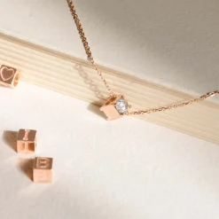 Isabel Bernard La Concorde Felie 14 karaat rosé gouden kubus bedel met zirkonia steentje Flash Sale