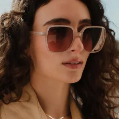 Isabel Bernard La Villette Rene zacht roze vierkante zonnebril met roze glazen New