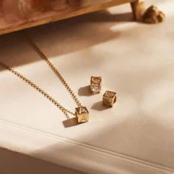 Isabel Bernard Le Marais Felie 14 karaat gouden kubus initial bedel met letter Shop