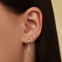 Isabel Bernard Rivoli Laura 14 karaat gouden creolen met diamond cut staafje Online