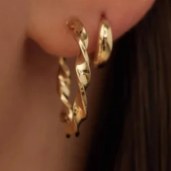 Isabel Bernard Rivoli Odette 14 karaat gouden creolen met twist Flash Sale